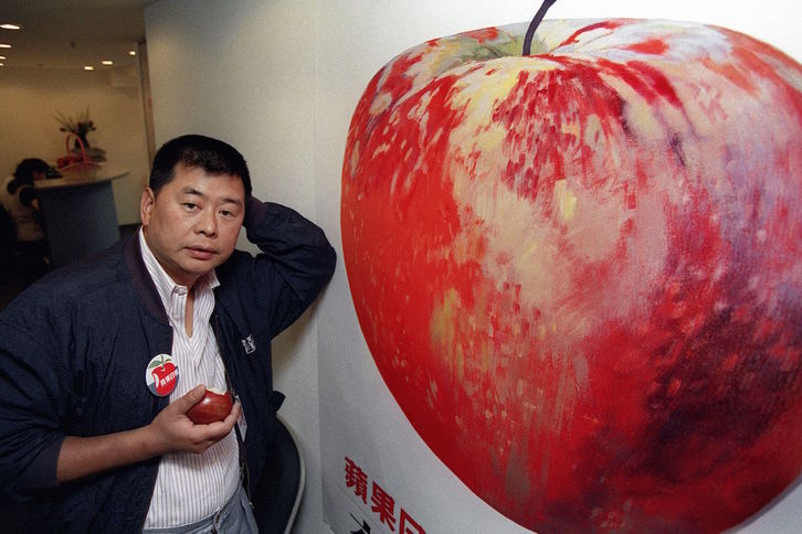 El magnate Jimmy Lai posa en la redacción de ‘Apple Daily’ en una imagen de archivo. (Mike CLARKE/AFP)