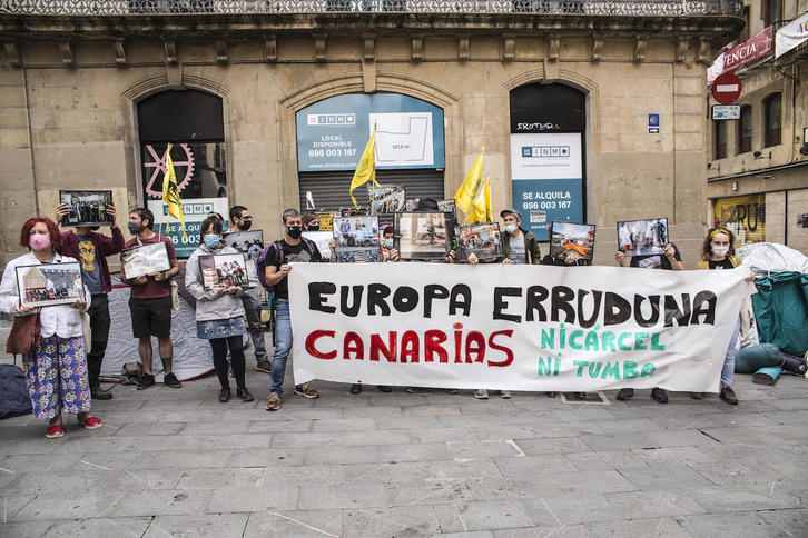 Activistas de la caravana Mugak Zabalduz se concentraron ayer en Iruñea. (MUGAK ZABALDUZ)