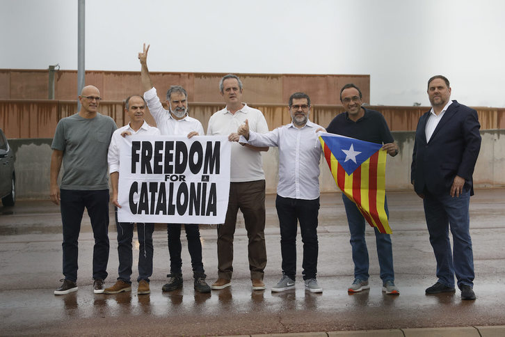 Los siete presos del procés que se encontraban en Lledoners posan tras salir de la cárcel. (Kike RINCÓN/EUROPA PRESS)