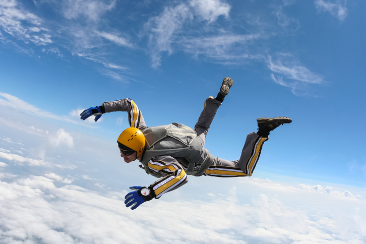 Hay quienes deciden saltar con paracaidas. (Getty Images)
