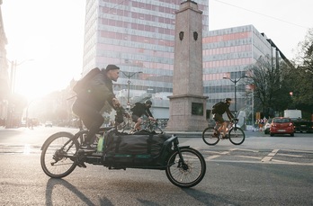 Trabajadores de Botxo Riders en la plaza Circular. (Laura DELGADO GARCIA)