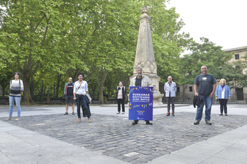 Euskalgintzaren Kontseiluak, erakundea osatzen duten zenbait bazkidetako ordezkariekin batera, agerraldia egin du asteazken honetan. (Idoia ZABALETA/FOKU)