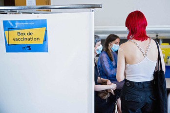 Un centro de vacunación de París. (Come SITTLER/POOL/AFP)