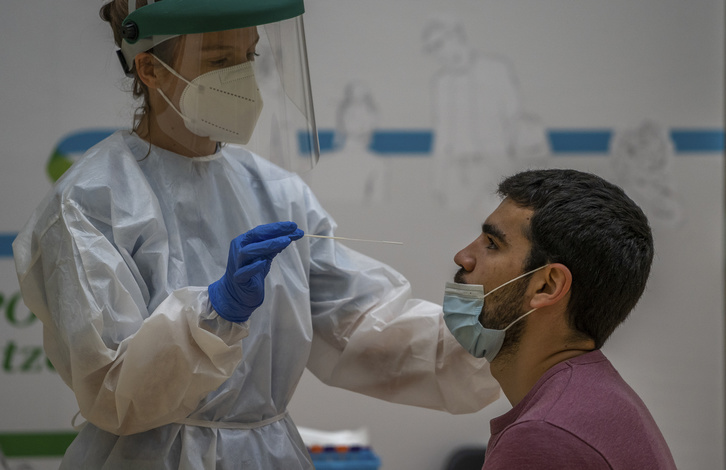 Un vecino de Errenteria participa en el cribado realizado en ese municipio.       (Andoni CANELLADA I FOKU). 