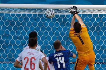 El portero eslovaco Dubravka ha hecho un autogol que ha allanado el camino a España. (Jose Manuel VIDAL/AFP)