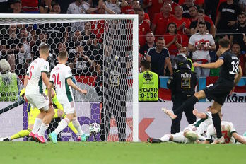 Así ha anotado Goretzka el 2-2 que ha salvado de la eliminación a Alemania. (Kai PFAFFENBACH/AFP) 