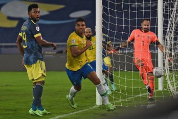 Casemiro celebra el gol de la victoria ante el lamento del guardameta colombiano Ospina. (Mauro PIMENTEL / AFP)