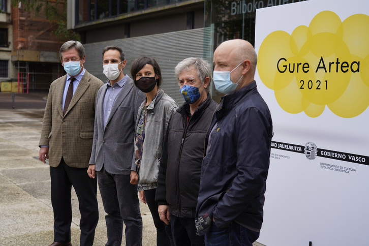Los tres premiados posan entre Bingen Zupiria y Pello Irazu. (Aritz LOIOLA / FOKU)