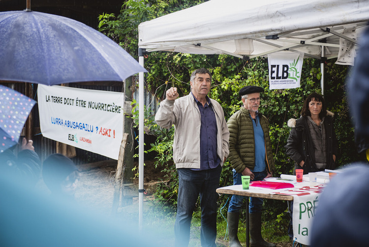 Gau eta egun bertan egoteko azpiegitura eraiki dute nekazariek Arbonan. (Guillaume FAUVEAU)