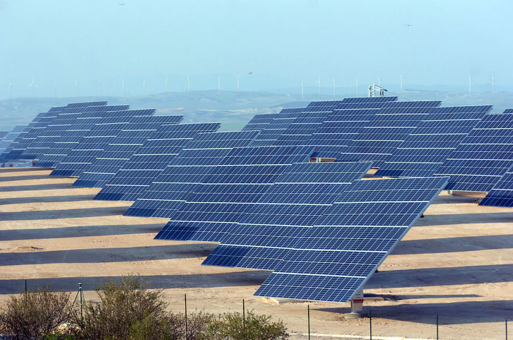 Molinos y paneles solares en Milagro, Nafarroa. (Juan Carlos RUIZ/FOKU)