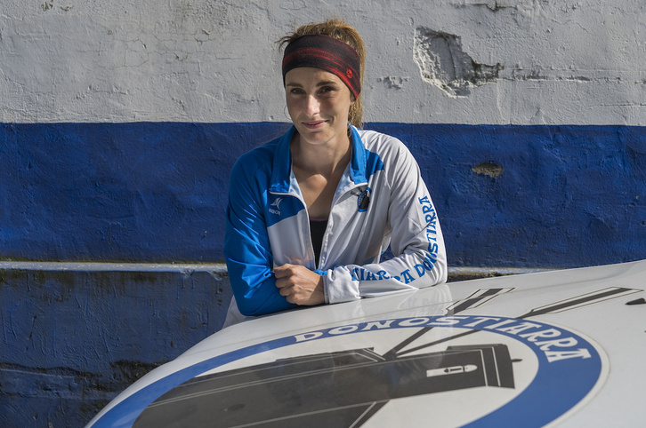 Ane Pescador arraunlari «berria», erizain uniformerik gabe baina Donostiarraren uniformearekin, entrenamendua baino lehentxoago. (Andoni CANELLADA/FOKU)