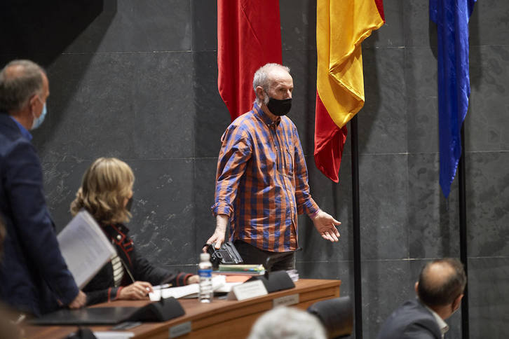 Adolfo Lacunza, sorprendido al recibir por sorpresa el reconocimiento de parlamentarios y compañeros. (NAFARROAKO PARLAMENTUA)