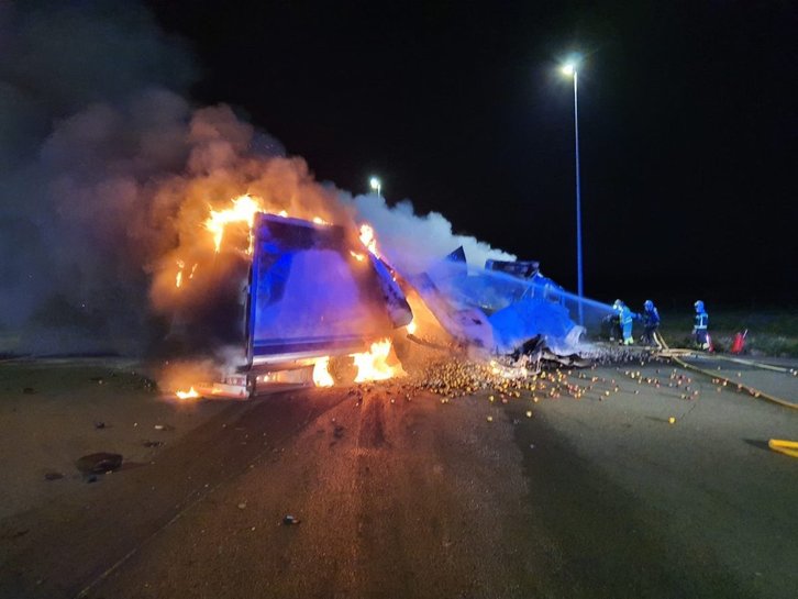 Los bomberos apagando el fuego tras el accidente. (@BomberosBizkaia)