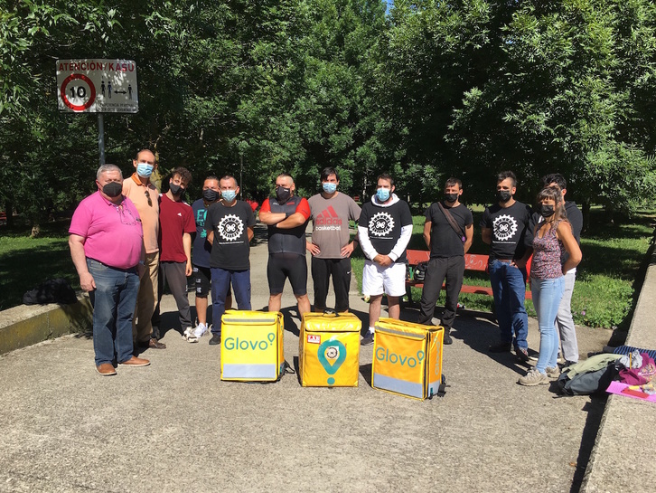 Grupo de riders de Iruñea que exigen a Glovo que les reconozca como asalariados, tal y como han establecido los tribunales. (NAIZ)