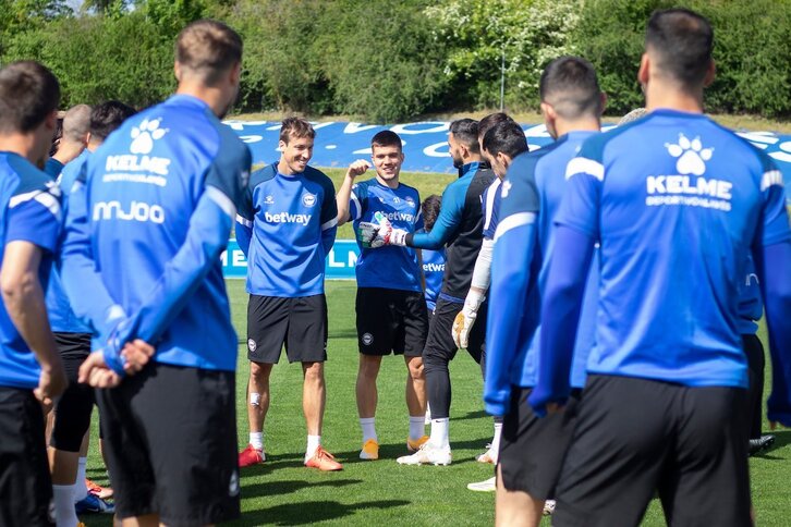 Tomas Pina eta Martin Agirregabiria, entrenamendu saio batean. (@ALAVES)