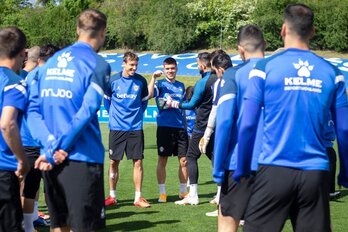 Tomas Pina eta Martin Agirregabiria, entrenamendu saio batean. (@ALAVES)