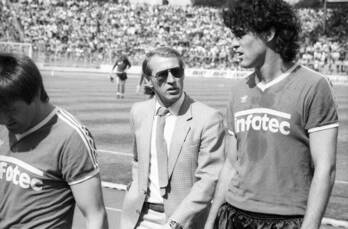 Helmut Senekowitsch, con gafas de sol, charla con los jugadores. 