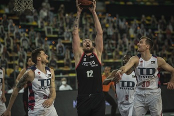 Balvin y Polonara no seguirán en Bilbo ni Gasteiz, pero inscritos en el tanteo sus clubes aspiran a ingresar algo por ellos; sorprende que Dragic no esté en el mismo caso cuando termina contrato. (Aritz LOIOLA / FOKU)