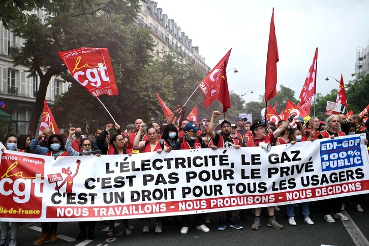 Manifestantes rechazando el «proyecto Hércules» del Gobierno francés, que tiene como objetivo la reestructuración del grupo energético Engie, el pasado 21 de junio en París. (Stephane DE SAKUTIN | AFP)