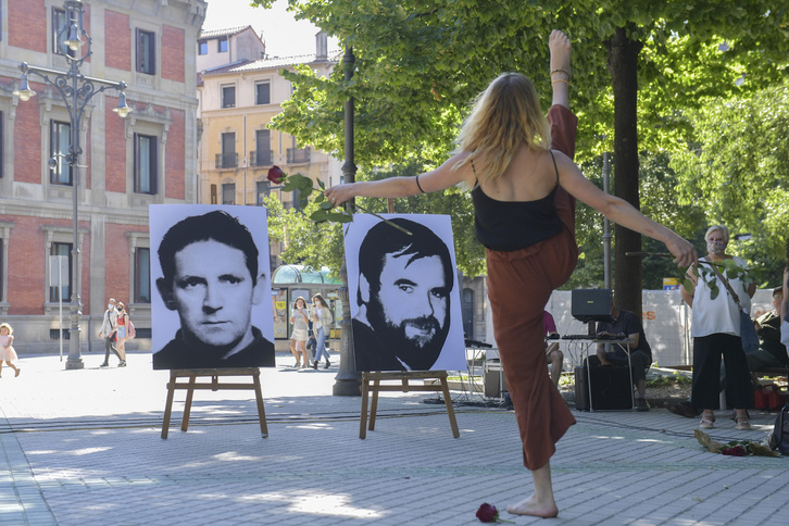 Los retratos de Goñi y Zabalza han presidido el acto. (Idoia ZABALETA/FOKU)