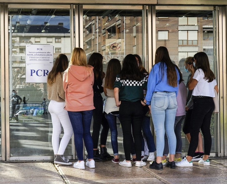 Jóvenes observan el interior de un reciento en el que se está haciendo un cribado. (Marisol RAMÍREZ I FOKU)