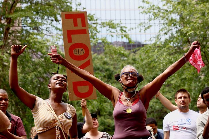 Varias personas se han congregado frente el tribunal para seguir de cerca la sesión y mostrar su apoyo a los familiares de Floyd. (Kerem YUCEL/AFP)