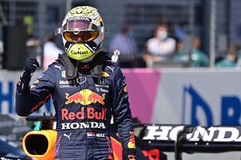 Max Verstappen celebra su pole en la sede de su escudería (Andrej ISAKOVIC / AFP)