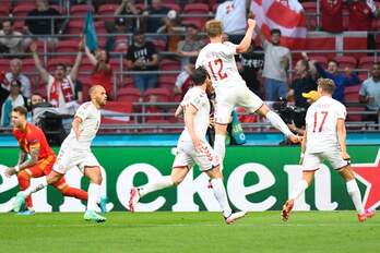 Los jugadores daneses celebran uno de los dos goles de Dolberg. (Piroschka VAN DE WOUW) 