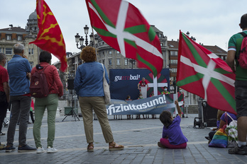 Ekitaldi nagusia euskal ikurrez inguratuta. (Aritz LOIOLA / FOKU)