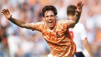 Marco Van Basten celebra un gol con la selección de Países Bajos. 