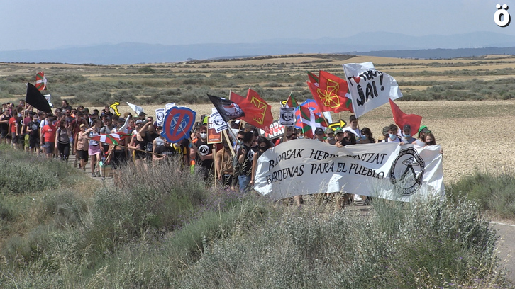 Marcha juvenil contra el polígono de tiro. (@AhotsaInfo)