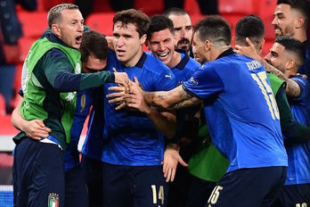 Los jugadores de Italia celebran el gol de Chiesa en la prórroga. (Ben STANSTALL / AFP)