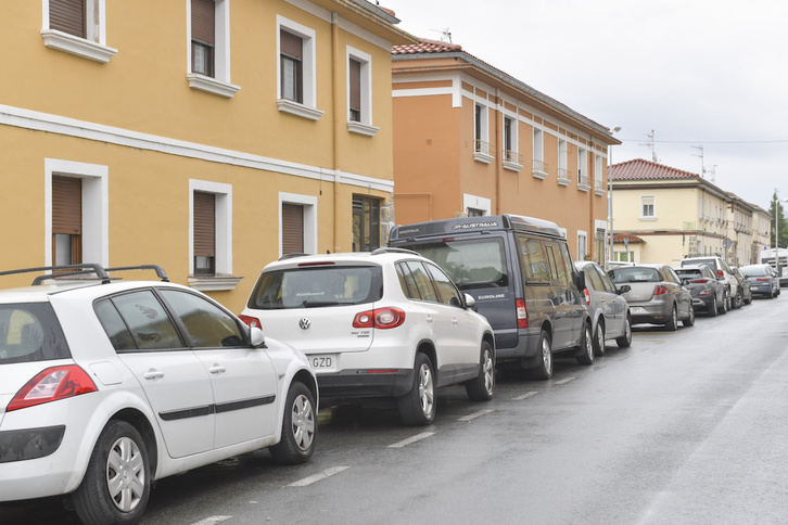 Coches aparcados en una calle de la Txantea, en una imagen de archivo. (Idoia ZABALETA/FOKU)