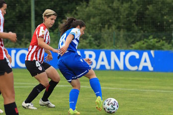 Peke controla el balón presionada por Garazi Murua. (Athletic Club)