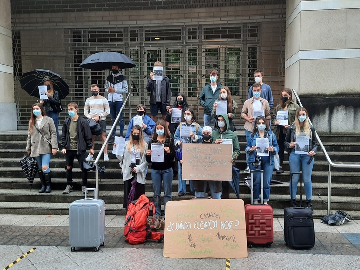EHUko Erasmuseko ikasle talde bat Bilbon egindako protestan. (EUROPA PRESS)