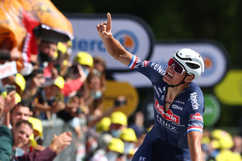 Mathieu van der Poel ha apuntado con su dedo al cielo para dedicar la victoria a su abuelo Raymond Poulidor. (Michael STEELE/AFP)