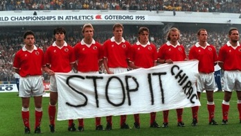 La selección de Suiza asumió su derecho a la protesta, exigiendo al presidente francés Chirac detener las pruebas nucleares en Mururoa. (GARA)