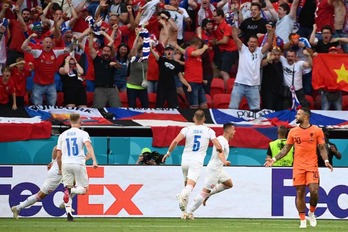 Los jugadores checos celebran el 0-1 de Holes ante la sorpresa de Depay. (Attila KISBENEDEK / AFP)