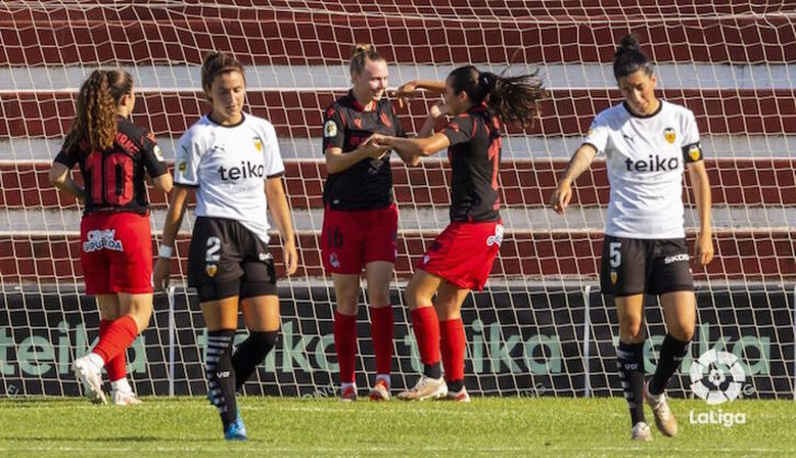 Amaiur y Franssi, goleadoras del día, se abrazan para celebrar el tanto de la finlandesa. (LaLiga)