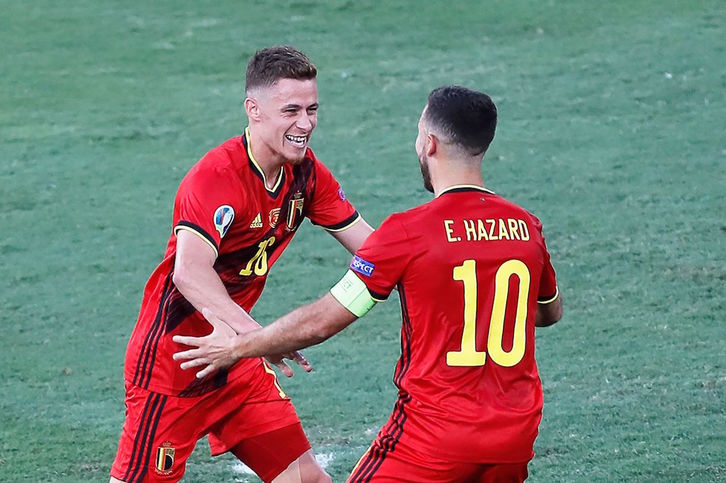 Los hermanos Hazard celebran el gol que ha metido a Bélgica en cuartos. (José Manuel VIDAL / AFP)