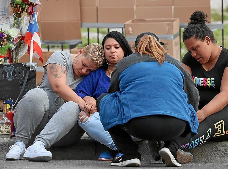 Chicagon trafiko eztabaida baten ondoren tiroz hil zituzten Gyovanni Arzuaga eta Yasmin Perez gazteak oroitzeko ekitaldia. (Scott OLSON | AFP)