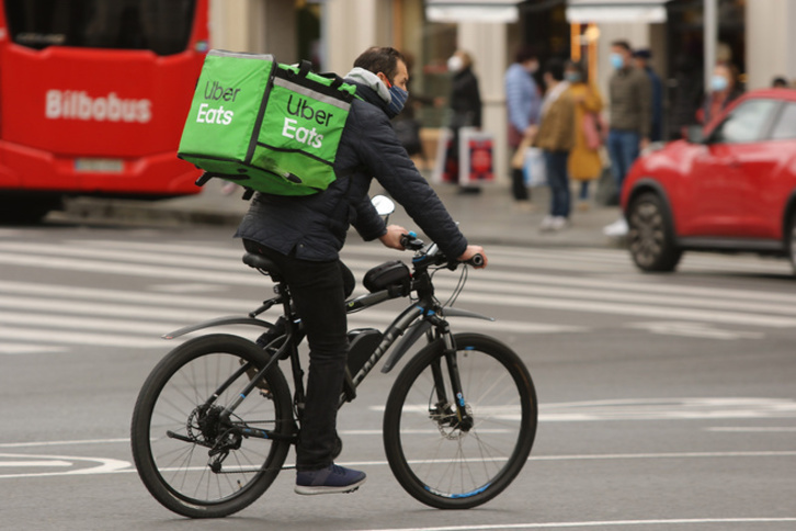 Un repartidor en bicicleta por las calles de Bilbo. (Oskar MATXIN / FOKU)
