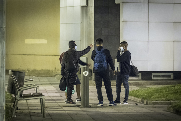 Personas migrantes en las calles de Irun. (Gorka RUBIO/FOKU)