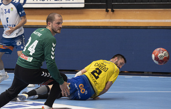 Iñaki Cavero, lurrean, Granollersen aurkako partidan. (Jagoba MANTEROLA/FOKU)