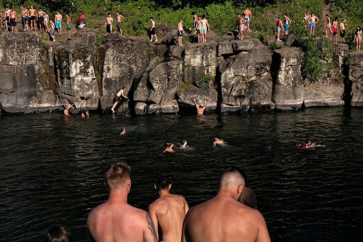 Refrescándose en el río Clackamas, cerca de la ciudad de Portland (Oregón, EEUU). (Nathan HOWARD | AFP)