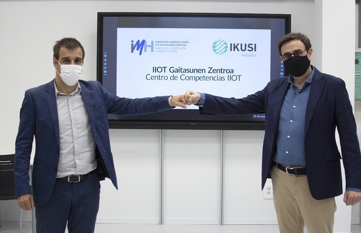 Ixaka Egurbide IMHko zuzendari kudeatzailea eta Quique Candorcio Ikusiren Digitalizazio Unitateko zuzendaria, zentro berriaren aurkezpenean.