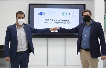 Ixaka Egurbide IMHko zuzendari kudeatzailea eta Quique Candorcio Ikusiren Digitalizazio Unitateko zuzendaria, zentro berriaren aurkezpenean.