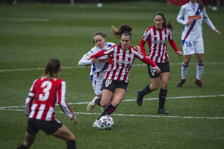 Jone Ibáñez protege el balón durante el derbi que disputaron en Lezama Athletic y Eibar el pasado enero. (Aritz LOIOLA/FOKU)
