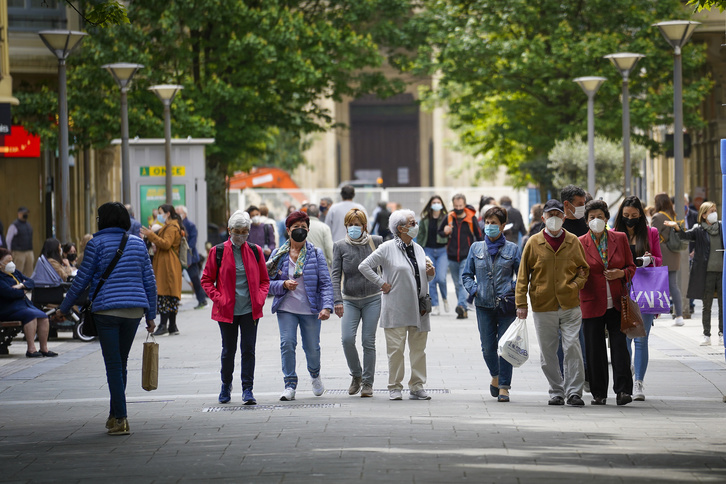 Varias personas pasean por el centro de Donostia. (Gorka RUBIO I FOKU)