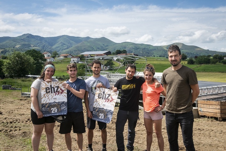 NAIZ eta EHZko ordezkariek hitzarmena sinatu dute Irisarrin. (GUILLAUME FAUVEAU)
